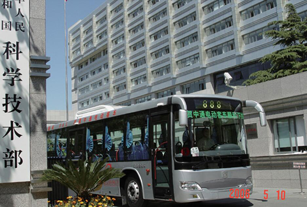 首臺(tái)純電動(dòng)客車.jpg