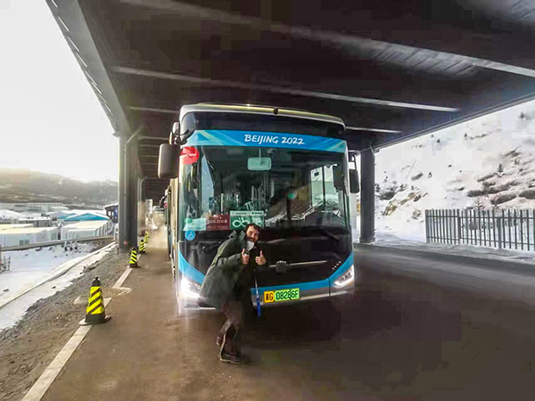 外國(guó)記者點(diǎn)贊中通客車.jpg