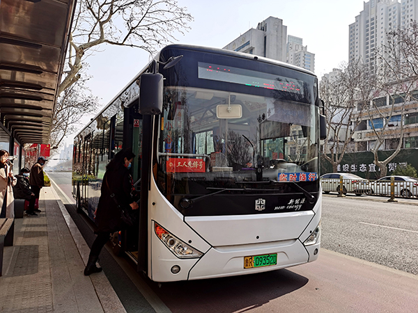車輛停靠，乘客準備上車.jpg